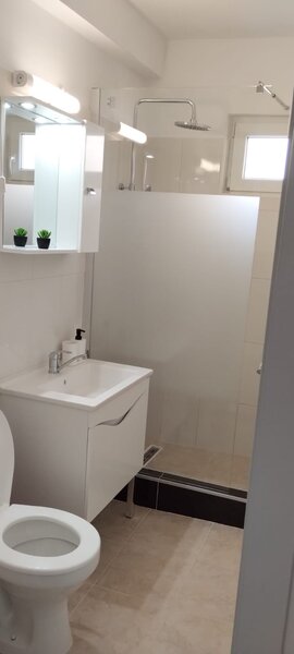 Liviu Rebreanu, nr. 9A, bl. 50A, vis a vis de Park Lake Mall.